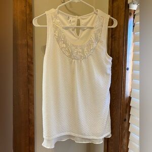 White sleeveless blouse. Size medium.